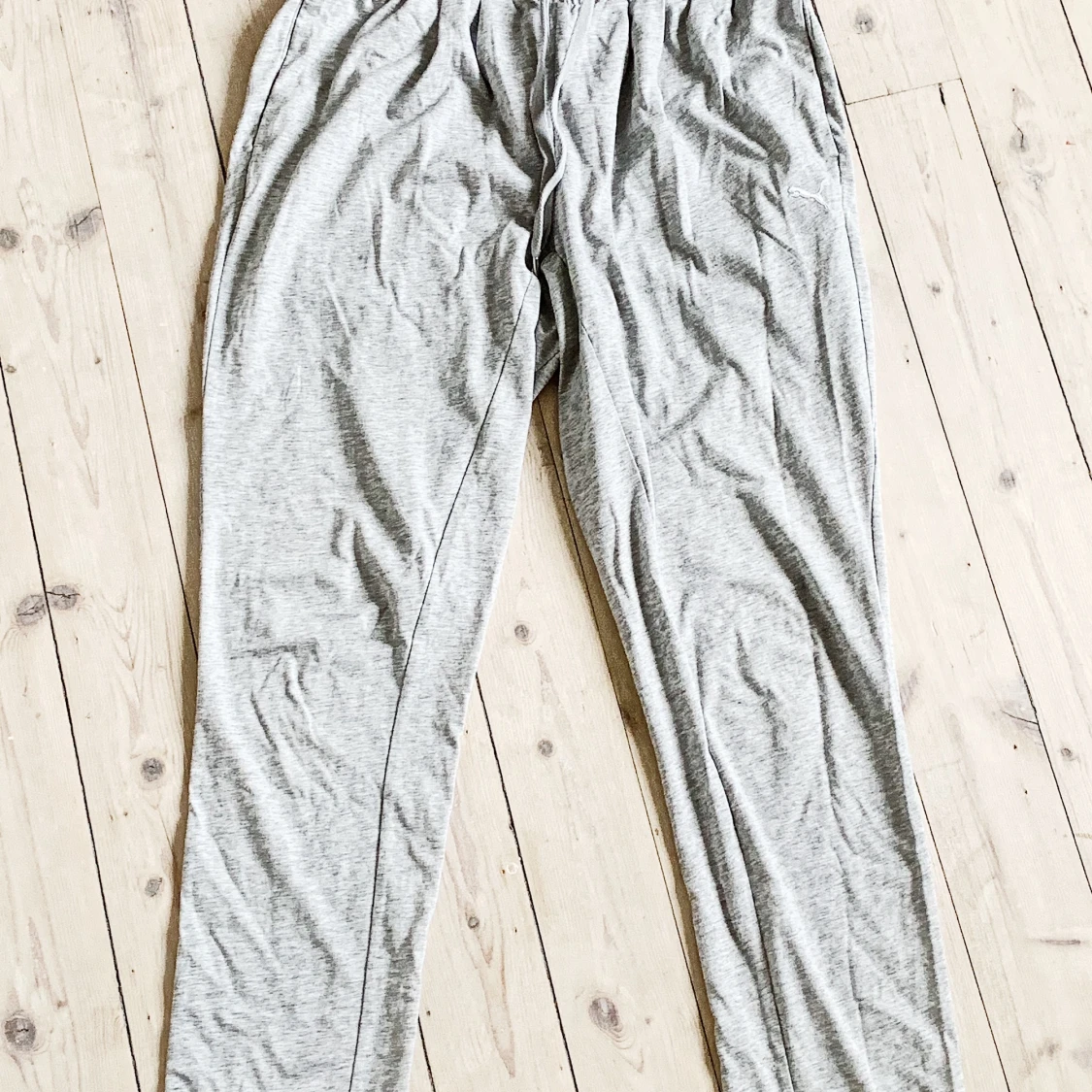 Gråa mjukisbyxor från Puma 