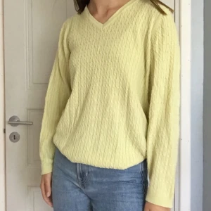 Ljusgrön/gul stickad tröja - Ljusgrön/gul stickad tröja, frakt tillkommer på 45kr<3