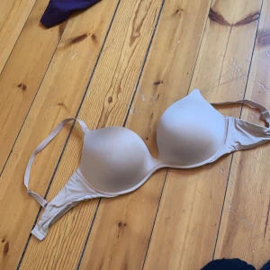 Beige bh - En beige bh från Calvin Klein. Sparsamt andvänt i ca 1 år. 