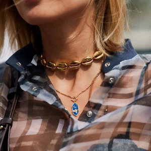 Snäckhalsband - choker guld - Jätte fint snäckhalsband i guld från sportamore som är oanvänt och i mycket bra skick. Sitter väldigt fint på! Köparen står för frakten.
