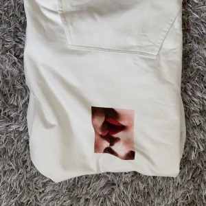 Hoodie från Istay - En jättefin hoodie från istay med ett tryck! Använd Max tre gånger och är så gott som ny! Jag säljer denna för 200 kronor! Om man ska frakta blir det runt 40 kronor dyrare! 