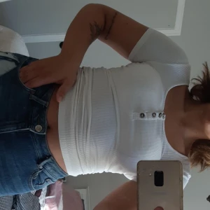 PIECES Tshirt Xs - Jätte enkel men gulllig märkes tshirt i vit med 4 knappar på framsidan!❤ Aldrig använd och original pris i butik 200. Pris kan diskuteras 