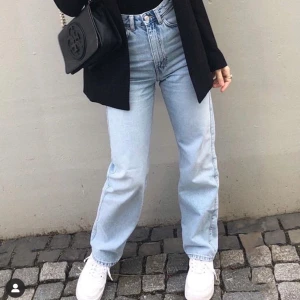 Weekday jeans - Säljer ett par Weekday jeans modell voyage. Raka hela vägen. Nypris 500kr säljer för 200kr. Kan mötas upp i Stockholm❤️