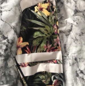 Strongerbyxor 💃🏼 - Stronges byxor i storlek xs! Färgen på märket de fram (sista bilden) har gått bort , men syns knappt! Sjukt sköna ! Köpte dem för 500kr tror ja! Men mitt pris är 250kr