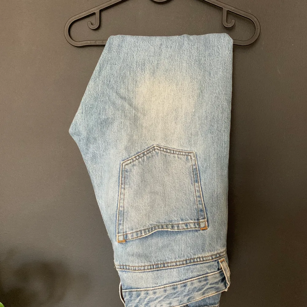 Jeans ifrån carlings som blir lite smalare nertill ! Storlek 30, jag är 1.73 och väger 69kilo och är lite för stora i midjan för mig! 🤡🤡 . Jeans & Byxor.