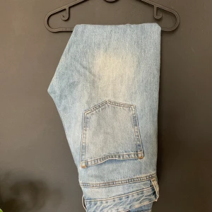 Kavre jeans - Jeans ifrån carlings som blir lite smalare nertill ! Storlek 30, jag är 1.73 och väger 69kilo och är lite för stora i midjan för mig! 🤡🤡 