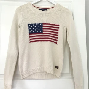 Gant tröja med USA flagga - Krämvit stickad tröja från Gant med USA flagga. Tillverkad i 100 % bomull. Jättefint skick då den är ytterst lite använd.  Storlek: xs Nypris: 1399 kr Fraktavgiften står köparen för!💫