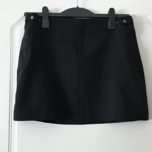 Skitsnygg mango kjol - Superfin Mango kjol men kommer aldrig till användning. Storlek 40 men passar mindre. !Köpare betalar frakt!