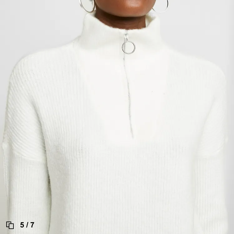 Jag säljer denna supermysiga vita zip-tröjan från only. Köpt för någon månad sedan och säljes på grund av att den inte kommit till användning. Priset som står är exklusive frakt!! 🤍🤍🤍 storlek XS men passar XSS-L beroende på hur man vill att den ska sitta.. Stickat.