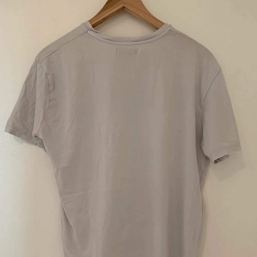 Säljer denna superfina t shirt från bull&bear, en aning missfärgad i tvätten. Sällan använd. Säljer för 40kr + frakt. T-shirts.