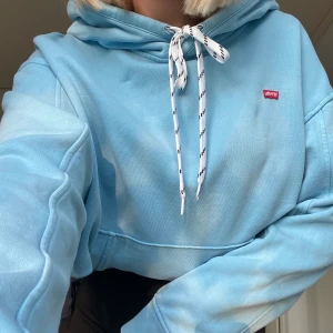 Levi’d hoodie, ljusblå - (Fri frakt) Hoodien är gabska ocersized vilket jag själv tycker är snyggt och bekvämt. Den har en stor mysig luva. Köpt för ca ett halv år sedan.