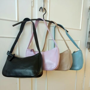 BAGUETTEBAG 💖 - Säljer dessa supersöta väskor, perfekt storlek (svart såld!!) PM för mer info 💖 SKICKAS FRÅN SVERIGE HEMIFRÅN, DÅ DESSA ÄR MINA SOM JAG SJÄLV KÖPT edit: har lila, beige och blå kvar, vill bli av med dessa nu då de bara tar plats 😔✌🏼 kan EVENTUELLT bjuda på frakten/gå ner i pris vid snabb affär!! 