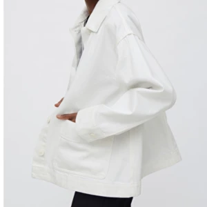 Snyggaste jackan i oversize M  - Rak modell med lite vida ärmar och stora fickor, klassisk weekday-passform. Köpte både vit och svart och föll mer för den svarta, denna har bara tagit en enstaka sväng på stan men tvättas ändå innan leverans! Ordinariepris 600