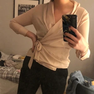 OMLOTT TOPP - Jättefin omlottopp i champange färg. Lite liten på mig på bilden