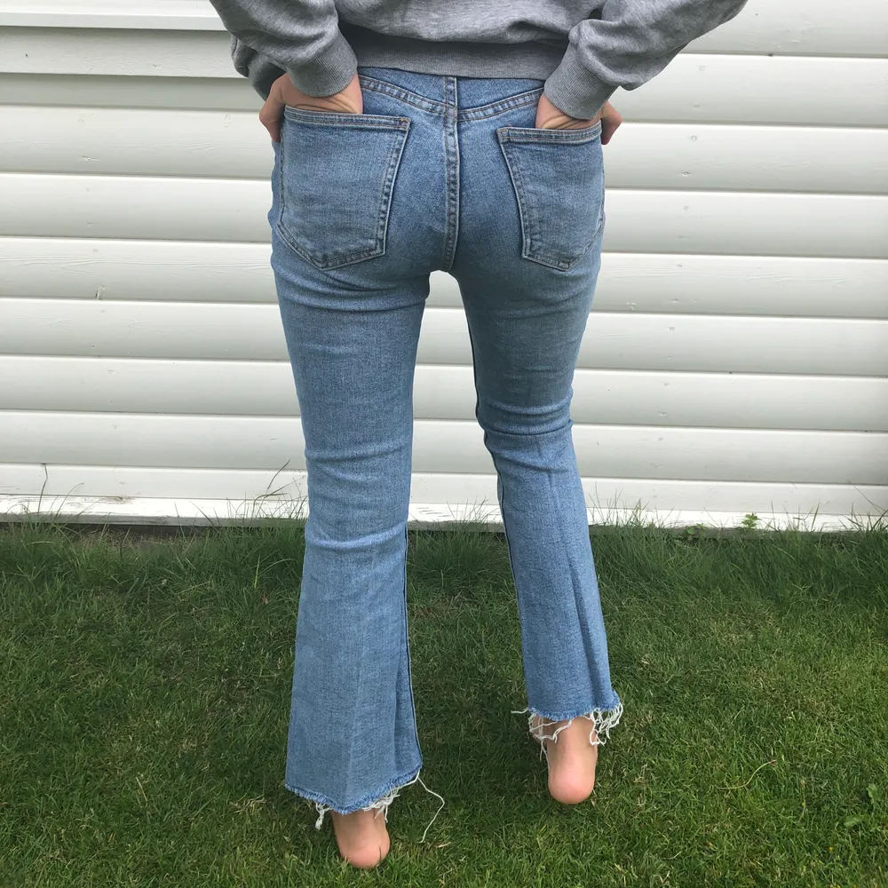 Säljer dessa snygga flared jeans från Zara i storlek 36, använda få gånger. De sitter väldigt bra på mig och passar perfekt med nån fin topp eller tröja. Ska också strykas innan de skickas. Pris: 159 kr ❤️. Jeans & Byxor.