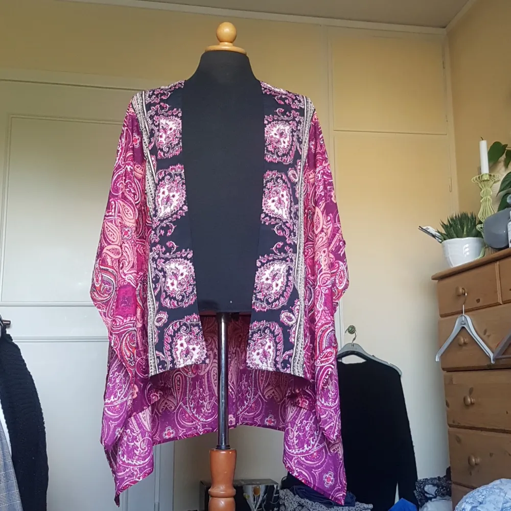 Denna kimono/kofta i ett vackert rosa/lila mönster säljes pga används inte längre. Väldigt bra skick. Från Lindex och väldigt skön att ha på sommaren. Coolt mönster. Passar S och M. . Tröjor & Koftor.