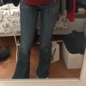 Pepe jeans - Säljer världens finaste jeans från Pepe jeans som tyvärr är för små för mig. Jeansen är i fint skick och är lågmidjade straight leg/bootcut fit. Storlek 26/34. Möts upp i centrala Stockholm och tar endast swish 💕