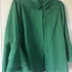 Carin Wester blus - Märke: Carin Wester Storlek: 38/40 Färg: Grön. Varan är i bra skick och har inga tydliga defekter