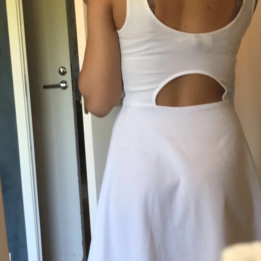 En super söt vit klänning från H&M i storlek 34. Endast använd en gång så nyskick. Frakt ingår inte. Klänningar.