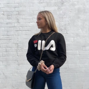 Sweatshirt Fila - Jättefin sweatshirt från Fila. Använd ett fåtal gånger men är i ett jättebra skick! Det är storlek XS men passar även S. Originalpris 399kr men säljer för 150kr + frakt. Vid snabb affär så kan pris diskuteras💓