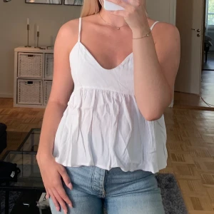 Vitt linne - Vitt supergulligt fint linne från brandy melville, oanvänd endast några få gånger. Säljer pga har ingen användning för länge. Köparen står för frakt