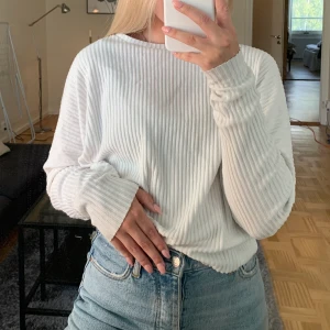 Vit basic - En vit basic mysig fin tröja från Bik Bok i ett superskönt material! Köparen står för frakt