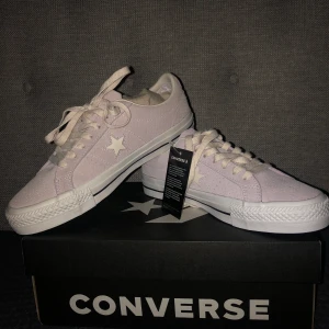 Converse One star pro OX - Snitsnygga Ljuslila/lavendel färgade converse one star PRO OX i storlek 40,5 köpta på streetlab, helt nya och säljer dom pga av dom kom i fel storlek och han inte skicka tillbaka dom,priset går att diskutera,köparen står för frakt❤️