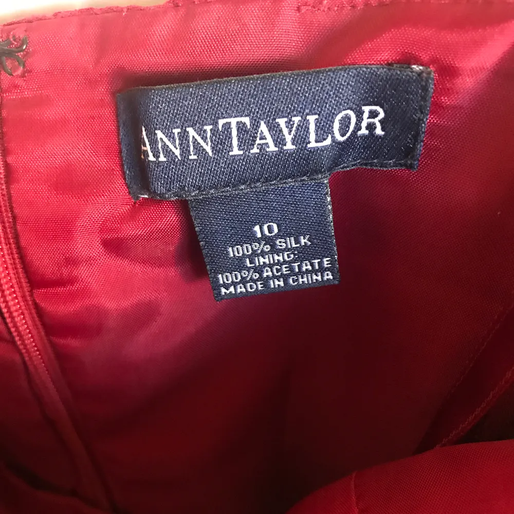 Red Ann Taylor dress. 100% sill.. Klänningar.
