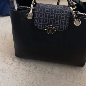 Äkta Tommy Hilfiger väska  - Säljer min fina äkta Tommy Hilfiger väska. Jätte bra skick, använd några gånger. Ny pris 1600 kr