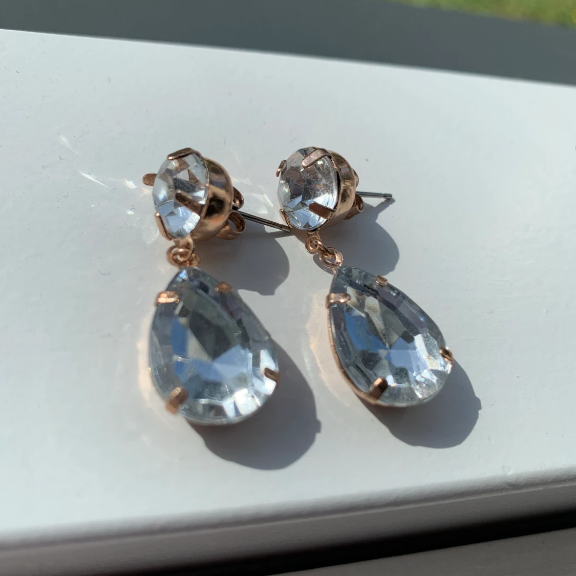 Roseguld örhängen med stenar - 90