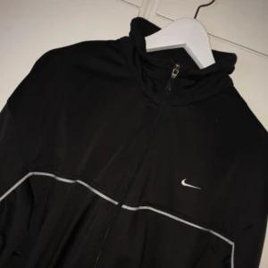  - Tunn jacka från Nike. Två vanliga fickor + en gömd bröstficka. Köpt från humana.