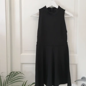  - Fin vardagsklänning i polyester från Forever 21, endast använd en gång. Det står att den är strl. M, men är väldigt kort på mig som är 1.75, så skulle säga mer en S eller XS✨ Kan mötas upp i Katrineholm eller Norrköping, annars står köparen för frakten!