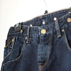 Lee-jeans som jag själv använt som baggymodell men fungerar som tightare också. Mörkblå. Skickar gärna originalbilderna för helhetsbild.  Köparen står för frakten.