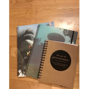  - Varför inte ha fina anteckningsböcker i skolan istället för dom tråkiga normala böckerna? 📓 Två st A4 linjerade och en A5(?) linjerad. Skickas men då står köparen för frakt, 98kr 📮 Katt finns i hemmet 🐈