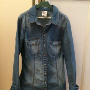  - Den perfekta jeansskjorta, jättesnygg passform och aldrig använd!