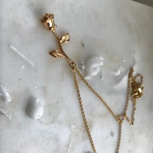  - Superfint halsband, har så många liknande så bestämt mig för att sälja detta. Inprincip aldrig använt. 200kr nypris. Köparen står för frakt (9kr)