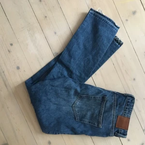  - Perfekta jeansen från Weekday! Supersnygga längst ner och ett lagom stort hål på knät. Knappt använda. Säljer pga för stora i midjan. Pris kan diskuteras