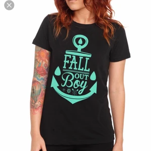  - Jag köpte denna väldigt fina tröjan på hot topic för ca 3 år sedan. Den är i storlek XL men passar bättre till L. 