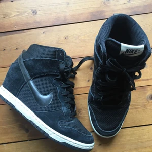  - Nike sneakers i mocka med upphöjd klack i hälen. Välanvända men i gott skick. Säljes pga används för sällan. Köparen står för frakt✨