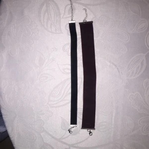  - Knappt använda chokers. Den svarta säljer jag för 30 och den andra för 50. Kan mötas upp i Stockholm annars står köparen för frakt