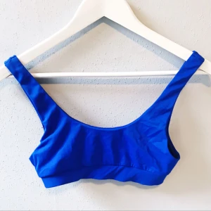  - Bikini topp från Nelly i storlek M (passar S) säljes för 30kr, frakt tillkommer. Toppen är aldrig använd. Betalning sker vi swish.