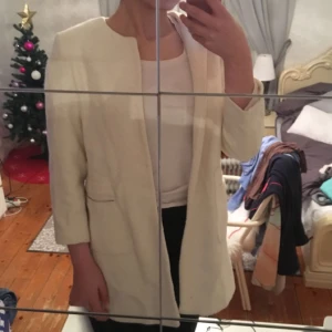  - En kappa från zara som är i storlek L men sitter som en s/m skulle jag säga. 