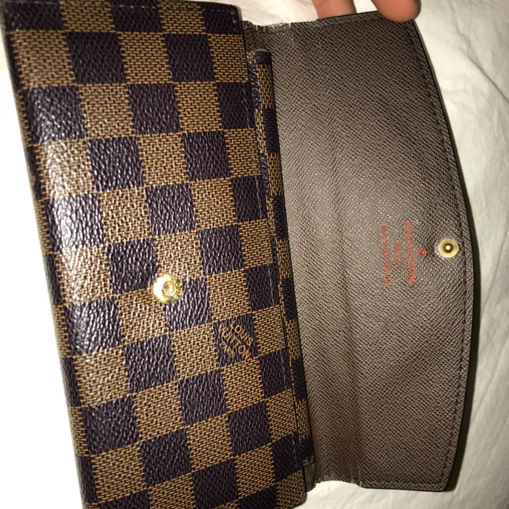 Läder-Louis Vuitton plånbok med en extra korthållare. Fick den i present så oklart om den är äkta eller inte. Väldigt bra skick iaf!❤️ jag kan absolut skicka mer bilder om så önskas! Köparen står som vanligt för frakt🌟. Övrigt.