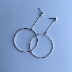  - Ett par fina silver örhängen. Använt typ 5-10 gånger. Ny skick. Köparen står för frakt. ✨