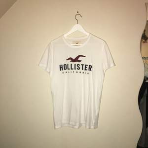 En helt vanlig vit Hollister t-shirt