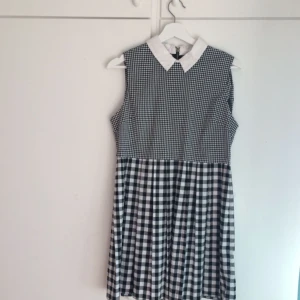  - Jättesöt rutig klänning från Urban Outfittees för några år sedan. Använde den tiden jag var mer poppig, men nu vill den ha ett nytt hem! Fint skick!