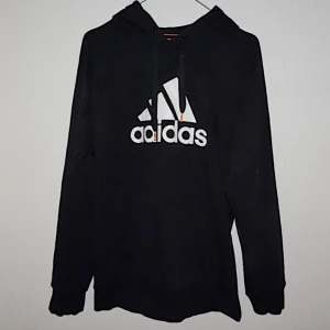  - Någorlunda använd adidas essential hoodie. Sjukt skön!  Mottagaren betalar frakt!