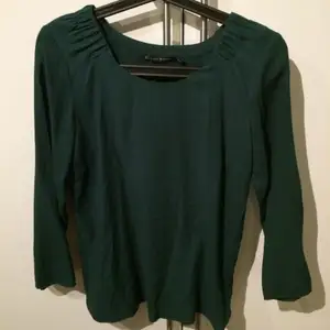 Smaragdgrön blus från Zara, sparsamt använd. Jättefina detaljer och ger snygg figur!