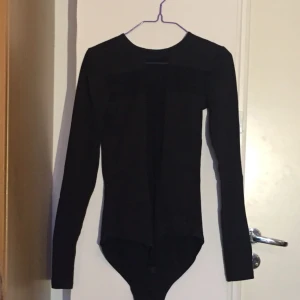  - Bodysuit with a transparent fabric cross in the front, passed sixes S-M