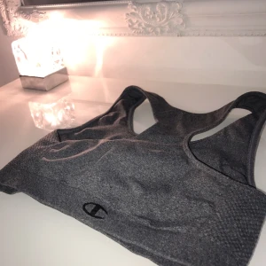  - Superskön och snygg sport-bh från champion. Aldrig använd pga tyvärr för liten för mig